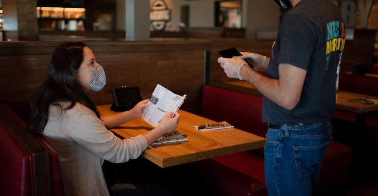 Chili_s_Waiter_Gloves_May_2020_In-Restaurant-35.jpg