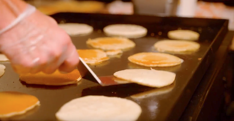 Hy-Vee_breakfast_menu-pancakes_world_record.png